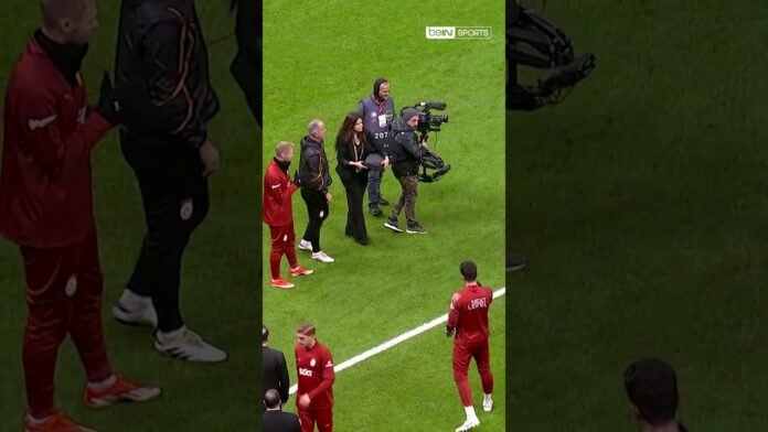 galatasaray-tarihinde-super-ligde-en-cok-maca-cikan-futbolcu-olan-muslera-onore-edildi-Q9C7AdYA.jpg