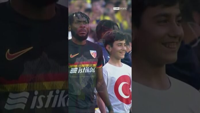 fenerbahce-kayserispor-karsilasmasi-oncesinde-futbolcular-sahaya-sehitlerimizin-cocuklariyla-cikti-SekKNxmw.jpg